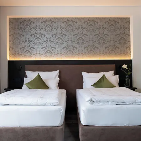 In2 The Boardinghouse 3*